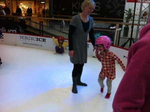 Åsa och Sofie på isen.